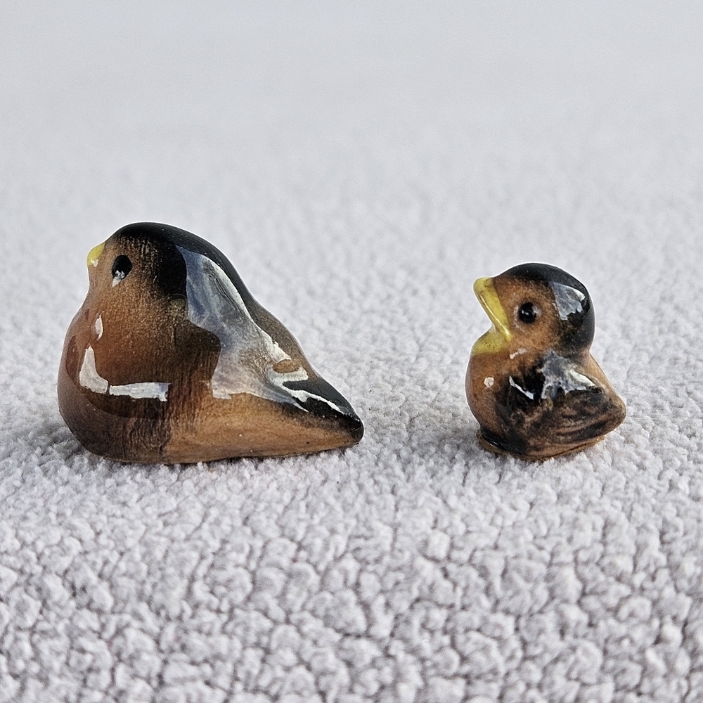 Hagen Renaker Robin Bird Set Mama Baby Black Miniature Set of 2 Figurine 9/16" - Picture 4 of 7